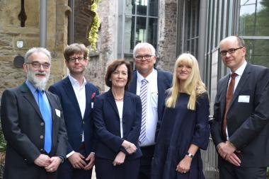 Kamen in Witten zum 8. Westfälischen Tag für Denkmalpflege zusammen (v.l.): Dr. Fred Kasper (Vorsitzender der Stiftung Kleines Bürgerhaus), Dr. Jürgen Tietz, Bürgermeisterin Sonja Leidemann, Hans-Josef Vogel (Regierungspräsident Bezirksregierung Arnsberg), Dr. Barbara Rüschoff-Parzinger (LWL-Kulturdezernentin) und Dr. Holger Mertens (LWL-Chefdenkmalpfleger).<br>Foto: LWL