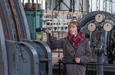Kathinka Engels vom Projekt "Sounds of Changes", bei Tonaufnahmen in der Maschinenhalle der Zeche Zollern.<br>Foto: LWL/Holtappels