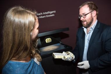Ausstellungsmacherin Nicola Holm und Sammlungsleiter Lowell Flanders vom Mütter Museum in Philadelphia mit mikroskopischen Schnitten des Gehirngewebes.<br>Foto: LWL/Steinweg