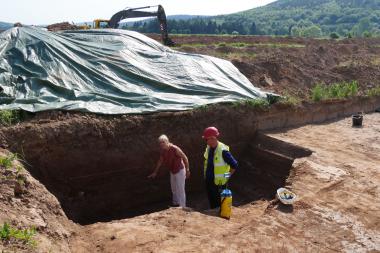 LWL-Archäologin Dr. Eva Cichy und Grabungsleiter Stephan Deiters erklären die komplizierte Abfolge der archäologischen Bodenschichten.<br>Foto: LWL/Wolpert