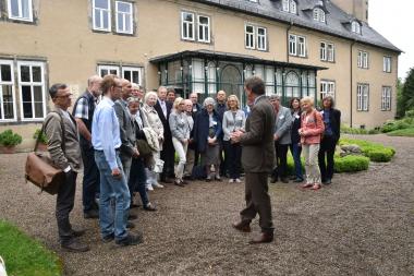 Stephan Prinz zur Lippe führte die westfälischen DNK-Preisträger durch das Detmolder Schloss und den Schlosspark.<br>Foto: LWL/Bonnermann