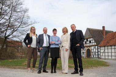 Die Projektpartner vertreten durch (v. l. n. r.) Lisa Niemann (LWL-Freilichtmuseum Detmold), Matthias Löb (Vorsitzender Westfälischer Heimatbund), Dr. Silke Eilers (Geschäftsführerin Westfälischer Heimatbund), Yvonne Huebner (Geschäftsführerin Lippischer Heimatbund) und Dr. Albert Hüser (Vorsitzender Lippischer Heimatbund) im LWL-Freilichtmuseum Detmold.<br>Foto: LWL/Karen Stuke