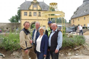 Freuen sich über die Grabungsergebnisse (v. l. n. r.): Grabungsleiter Thies Evers, Dr. Georg Eggenstein, Leiter der archäologischen Fachfirma, Monika Falk-Huber vom Architektur- und Ingenieurbüro, Andreas Wunschel von der LWL-Archäologie für Westfalen und Franz-Josef Götte, ebenfalls vom Architektur- und Ingenieurbüro.<br>Foto: LWL/Wolpert