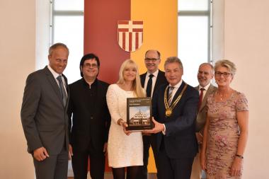 Hauptautor Dr. Heinrich Otten (v.l./LWL-Denkmalpflege), Stadtheimatpfleger Michael Pavlicic, LWL-Kulturdezernentin Dr. Barbara Rüschoff-Parzinger, LWL-Chefdenkmalpfleger Dr. Holger Mertens, stellvertretender Bürgermeister Dietrich Honervogt, Schriftleiter Dr. Michael Huyer (LWL-Denkmalpflege) und Technische Beigeordnete Claudia Warnecke. Foto: LWL/Bodi