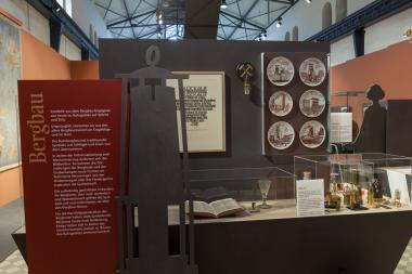 Einblicke in die Ausstellung "Revierfolklore - Zwischen Heimatstolz und Kommerz".<br>Foto: LWL/Holtappels 