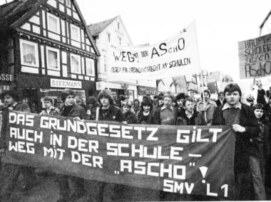 Schülerdemonstration gegen die Allgemeine Schulordnung in Detmold.<br>Foto: Walter Meutzner