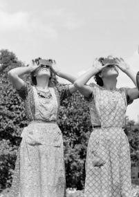 Glasplatten-Negative dienen zur Betrachtung der Sonnenfinsternis am 30.06.1954. Statt durch gerußte Scheiben wurde die Sonnenfinsternis auf dem Hof Eggert alternativ auch durch gläserne Schwarz-Weiß Negative aus dem alten Familienbestand betrachtet.<br>Foto: Alfons Eggert
