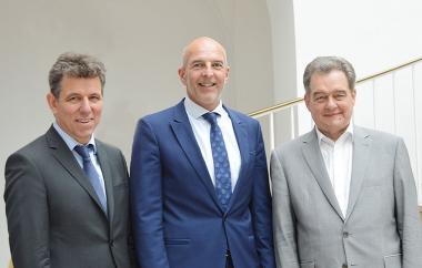 Wieland Schäfer, Leiter der LWL.IT Service Abteilung und Dr. Georg Lunemann, Erster Landesrat und Kämmerer des LWL begrüßen Prof. Dr. Andreas Engel, Geschäftsführer des KDN (v.l.).<br>Foto: LWL