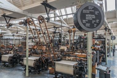 Bei der Kuratorenführung erklärt Martin Schmidt, welche Veränderungen und Entscheidungen zum neuen Gewand der Dauerausstellung geführt haben.<br>Foto: LWL 