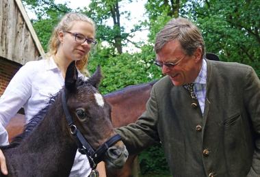 Fohlentaufe: Stephan Prinz zur Lippe gab dem Sennerfohlen aus der Zucht des LWL-Freilichtmuseums Detmold den Namen Xenia. Damit war das Fohlen ebenso einverstanden wie Luisa König, die im Museum ein Freiwilliges Ökologisches Jahr absolviert.<br>Foto: LWL/Jähne