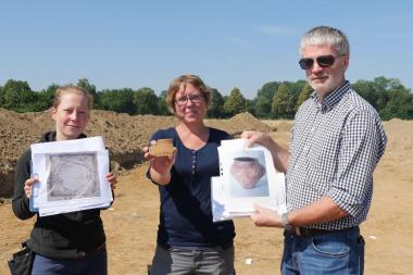 Präsentieren Funde und Grabungsergebnisse: Jana Woyzek und Ines Jöns von der archäologischen Fachfirma sowie Prof. Michael Baales von der LWL-Archäologie für Westfalen (v.l.n.r.).<br>Foto: LWL/S. Weber