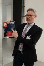 Museumleiter Josef Mühlenbrock zeigt die Ausgabe des Spiegels, die damals die Entdeckung der Tagebücher Hitlers ankündigte.<br>Foto: LWL/S. Brentführer