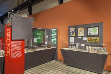 Einblicke in die Ausstellung "Revierfolklore - Zwischen Heimatstolz und Kommerz".<br>Foto: LWL/Holtappels 