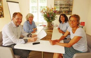 Vertragsunterzeichnung: Museumsdirektor Prof. Dr. Jan Carstensen und Iris Förster, Geschäftsführerin  von ProSpecieRara Deutschland (vorne) freuen sich ebenso auf die Kooperation wie die Museums-mitarbeiterinnen Agnes Sternschulte (Landschaftsökologin) und Margret Blümel (Saatguttechnikerin, r.).<br>Foto: LWL