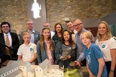 Sie stellten heute die neue Führung "Vielfalt als Normalfall. Westfalen im frühen Mittelalter" im Museum in der Kaiserpfalz vor (v.l.n.r.): Michael Pavlicic, Dr. Oliver Karnau, Dr. Martin Kroker, Sarah Weber, Prof. Michael Rind, Thorsten Hoppe-Hartmann und Judith Mühleck mit Schülerinnen und Schülern des Gymnasium Theodorianum.<br>Foto: LWL/Nadine Merschmann.<br><b><i>Ausführliche Bildzeile unterhalb der Pressemitteilung</b></i>