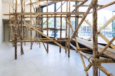 Mira Sasse zeigt ihre raumfüllende Installation aus Holz und Hanfseil in der Galerie der Gegenwart.<br>Foto: LWL-Museum für Kunst und Kultur, Anne Neier 