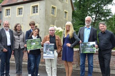 Siegerehrung am Ort des Siegermotivs: Dr. Franz Waldmann, Dr. Martina Fleßner (v.l., beide Schloss Senden e.V.), Susann Rassoul (für den dritten Preisträger Georg Kortmann), Vera Kalkhoff (Stiftung Westfalen-Initiative), erster Preisträger Klaus Falkenberg, LWL-Kulturdezernentin Dr. Barbara Rüschoff-Parzinger und LWL-Gartenexperte Udo Woltering sowie Jurymitglied Herbert Franz Gruber.<br>Foto: LWL/Kopetsch 