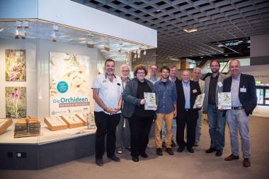 Die Hauptautoren des neuen Atlasses "Die Orchideen Nordrhein-Westfalens" (v.li.n.re.): Günter Westphal, Dietmar Küpper, Götz Heinrich Loos, Bernd Margenburg, Dario Wolbeck, Mathias Lohr, Wilfried Kuhn und Rainer Rudolph mit Museumsdirektor Jan Ole Kriegs und Herbariumsleiter Bernd Tenbergen vom LWL-Museum für Naturkunde.<br>Foto: LWL/Steinweg