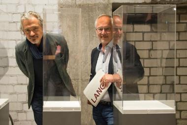 Diese Vitrinen bleiben leer: Dirk Zache, Direktor des LWL-Industrie-museums und Johann Jörg, Dozent an der TU Berlin, bei der Vorstellung von "Lange Weile".<br>Foto: LWL/Hudemann