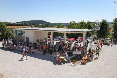 Das letzte Wochenende im August steht im LWL-Freilichtmuseum Detmold rund um die historische Tankstelle ganz im Zeichen der 60er Jahre.<br>Foto: LWL/Stuke