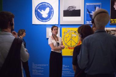 Führung in der Ausstellung "Wege zum Frieden" mit Protest-Plakaten.<br>Foto: LWL/Anne Neier