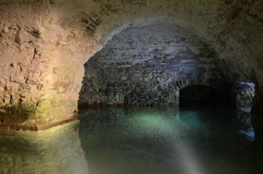Im kühlen Quellkeller der Kaiserpfalz Paderborn lässt es sich auch im August gut aushalten.<br>Foto: LWL/ K. Burgemeister