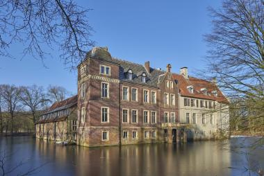 Blick auf das Herrenhaus und den Rombergtrakt von Schloss Senden.<br>Foto: LWL/Dülberg