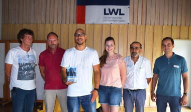 Der Autor Maximilian Pollux (3. v.l.) berichtet in Form einer Kurzgeschichte im Buch "Zappenduster - Wahres aus der Unterwelt" über seine kriminelle Vergangenheit. Auf Einladung des Teams der LWL-Universitätsklinik Hamm sprach er mit Jugendlichen über seine Zeit im Gefängnis und Kriminalität.<br>Foto: LWL <br><b><i>Ausführliche Bildzeile am Ende des Pressetextes.</b></i>
