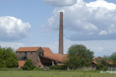 Weithin sichtbare Landmarke: Der Schornstein des Ziegeleimuseums in Lage.<br>Foto: LWL