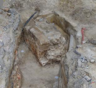 Auf der Grabung erfolgt eine zentimetergenaue Dokumentation der Mauern des alten Rathauses. Viele Fotos aus unterschiedlichen Blickwinkeln ermöglichen nach der Bearbeitung mit modernster Software eine schnelle und genaue Aufnahme der Rathausmauer in Form eines 3D-Modells<br>Foto: Hellweg eG/ C. Golüke