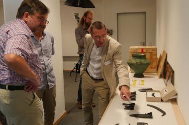 Landesarchäologe Prof. Dr. Michael M. Rind zeigt die archäologischen Höhepunkte aus Westfalen, die in die Berliner Sonderausstellung "Bewegte Zeiten" gehen.<br>Foto: LWL/J. Schubert