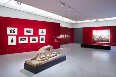 Blick in die Ausstellung, im Raum "Künstler für den Frieden" ist Wilhelm Lehmbrucks eindrückliche Skulptur "Der Gestürzte" zu sehen.<br>Foto: Anne Neier