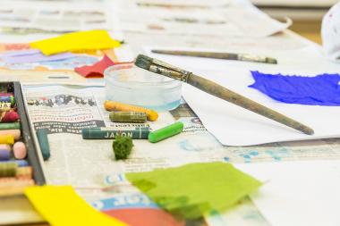 In den Ferienworkshops gehen die Kinder erst in die Ausstellung "Wege zum Frieden", bevor sie in den Ateliers die Eindrücke kreativ umsetzten.<br>Foto: LWL/Neander