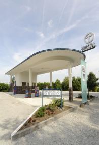 An der historischen Tankstelle im LWL-Freilichtmuseum Detmold gibt es am kommenden Wochen-ende einige Oldtimer zu sehen.<br>Foto: LWL/Stuke