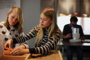 Kinder ab acht Jahren "fälschen" am Familiensonntag ihre eigenen Funde im LWL-Museum für Archäologie.<br>Foto: A. Zelck