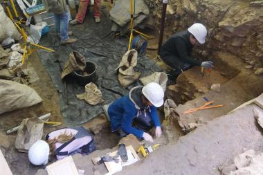 Die Grabungsarbeiten auf dem Vorplatz der steinzeitlichen Blätterhöhle in Hagen.<br>Foto: LWL/N. Wolpert