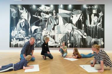 Vor allem der Anteil der jungen Besucher freut die Organisatoren des Ausstellungsprojekts "Frieden. Von der Antike bis heute".<br>Foto: Micha Richter