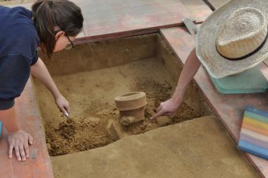 Bei den Begräbnisfeierlichkeiten vor 2.000 Jahren wurde Wein aus Italien getrunken. Die Amphore wurde anschließend zerbrochen.<br>Foto: S. Berke