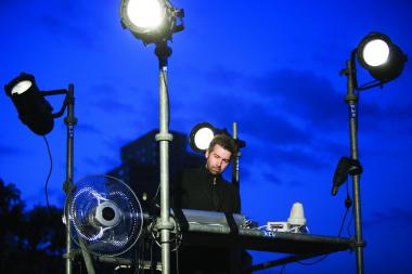 Rochus Aust bei einer seiner Performances mit dem 1. Deutschen Stromorchester.<br>Foto: Guido Schiefer