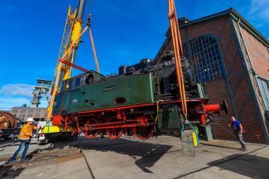 Die 37 Tonnen schwere Lok "Mevissen" beim Verladen auf der Zeche Zollern.<br>Foto: LWL/Schütze 