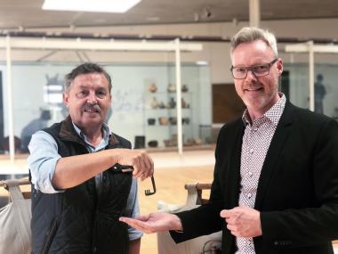 Dr. Rudolf Aßkamp übergibt dem neuen Museumsleiter Dr. Josef Mühlenbrock zur Amtsübergabe einen symbolischen Schlüssel.<br>Foto: LWL/L. Stratmann