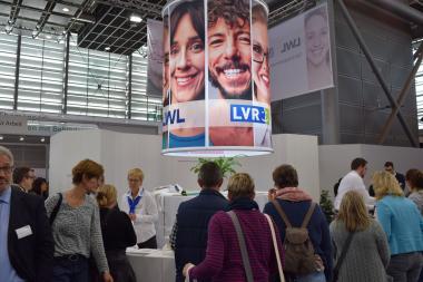 Der gemeinsame Stand von LWL und LVR auf der Rehacare im vergangenen Jahr kurz vor der Eröffnung.<br>Foto: LWL 