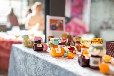 Leckere Marmeladen, Obst, Gemüse und weitere herbstliche Produkte aus dem Garten werden beim Erntemarkt auf der Zeche Zollern angeboten.<br>Foto: LWL/Harms