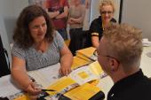 Dean Böhnisch informierte sich bei der Deutschen Post DHL Group über einen Berufseinstieg.<br>Foto: LWL/Rütershoff.