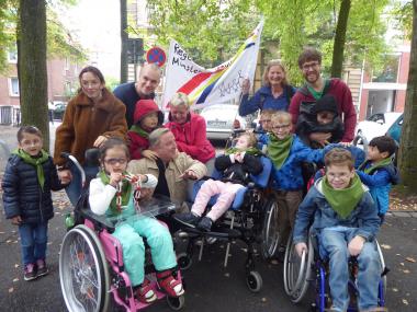 Tatort-Kommissar Thiel trifft Schüler der LWL-Regenbogenschule auf dem Domplatz in Münster: Schauspieler Axel Prahl (vorne 3.v.l.) nahm sich viel Zeit für sie.<br>Foto: LWL