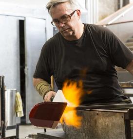 Der Glaskünstler Scott Chaseling bei der Arbeit.<br>Foto: Scott Chaseling 