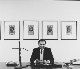 Der damalige Oberbürgermeister Dr. Jörg Twenhöven samt Kleinplastik von A.R. Penck an seinem Schreibtisch. © VG Bild-Kunst, Bonn 2018.<br>Foto: LWL / Rudolf Wakonigg 1987