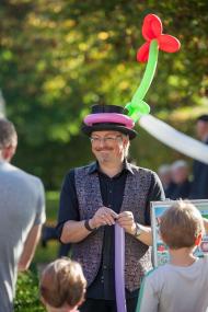 Zauberer "Belu" hat für die kleinen Gäste Späße und Luftballons im Gepäck.<br>Foto: LWL / Brandt 