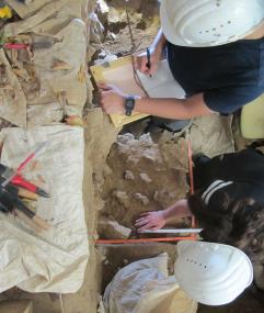 Die Studenten legen mit Zollstock und Millimeterpapier eine genaue Zeichnung an.<br>Foto: LWL/ Grabungsteam Blätterhöhle