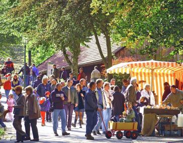 Auf dem Herbstfest gibt es nicht nur Stände mit Feinkost, sondern auch jede Menge Informationen, Aktionen und kunstgewerbliche Angebote.<br>Foto: LWL